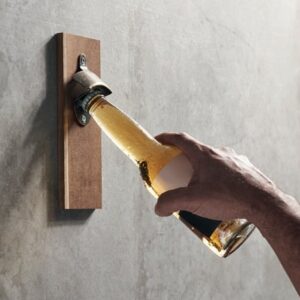 Décapsuleur mural en bois