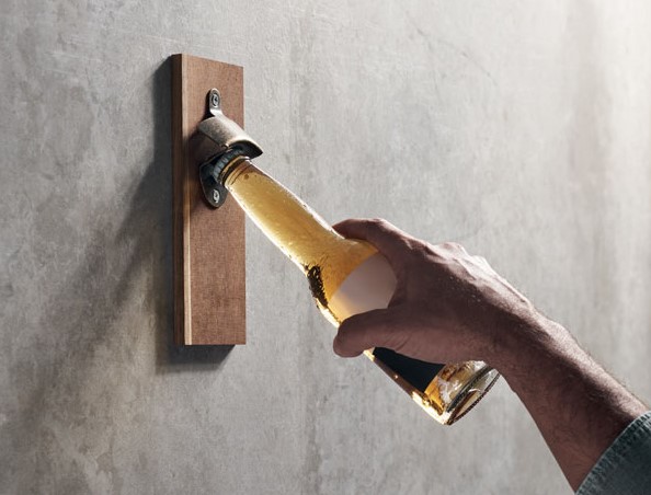 Décapsuleur mural en bois