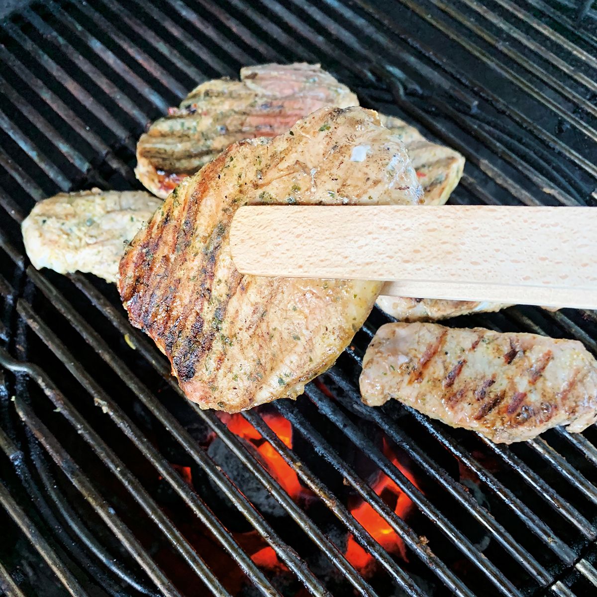 8147-Décapsuleur/pince à griller en bois 8147-Décapsuleur/pince à griller en bois