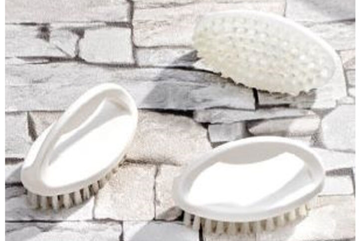 Brosse à ongles avec manche en plastique