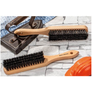 Brosse à vêtement avec manche