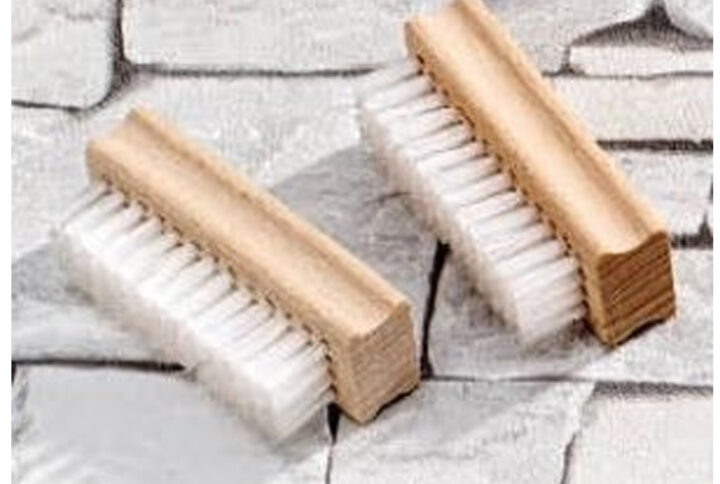 Brosse à ongles avec manche en bois