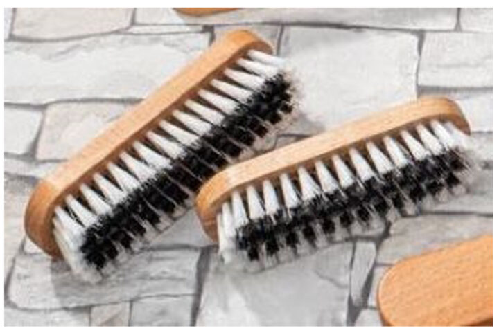 Petite brosse à vêtement