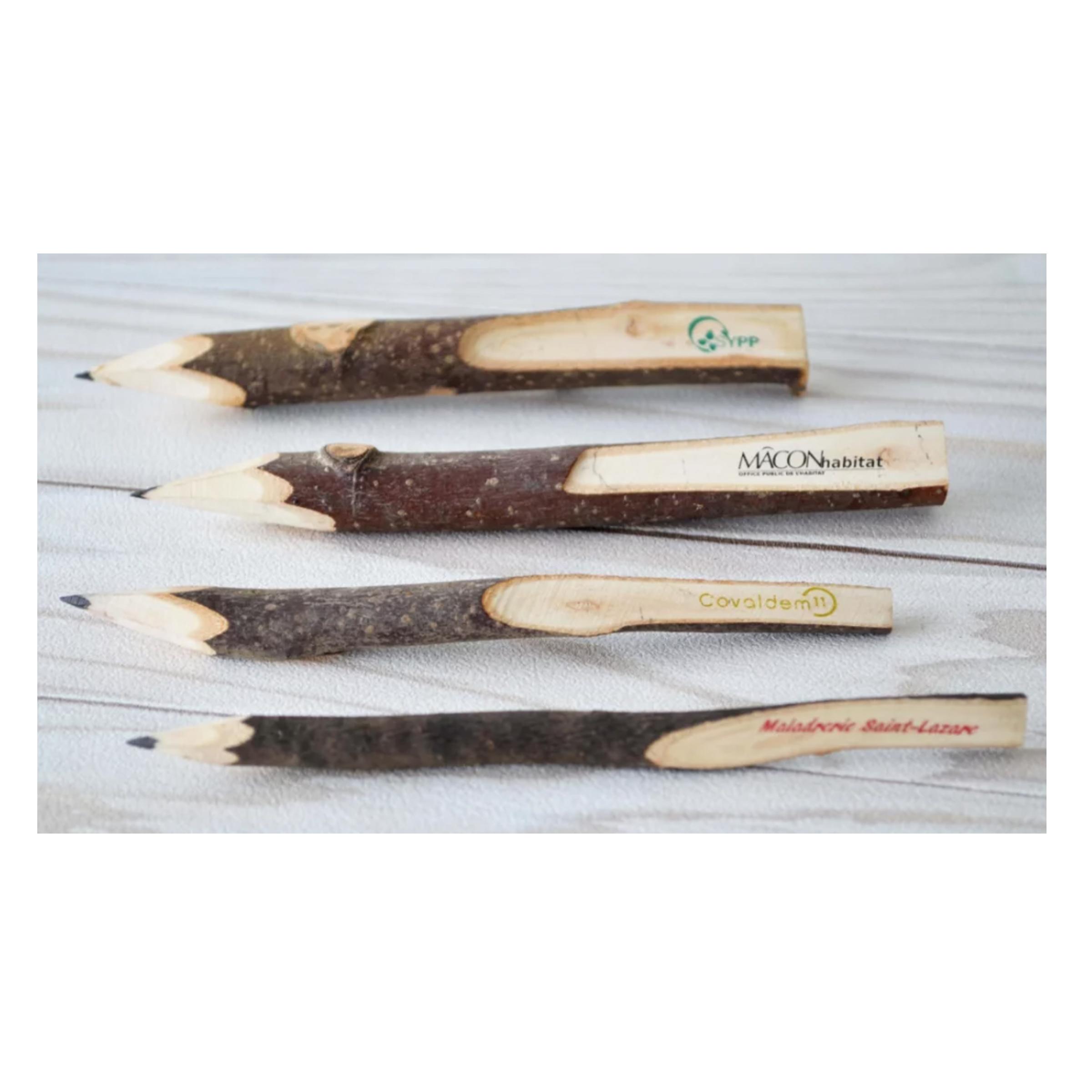 Petit crayon/stylo en bois brut Petit crayon/stylo en bois brut